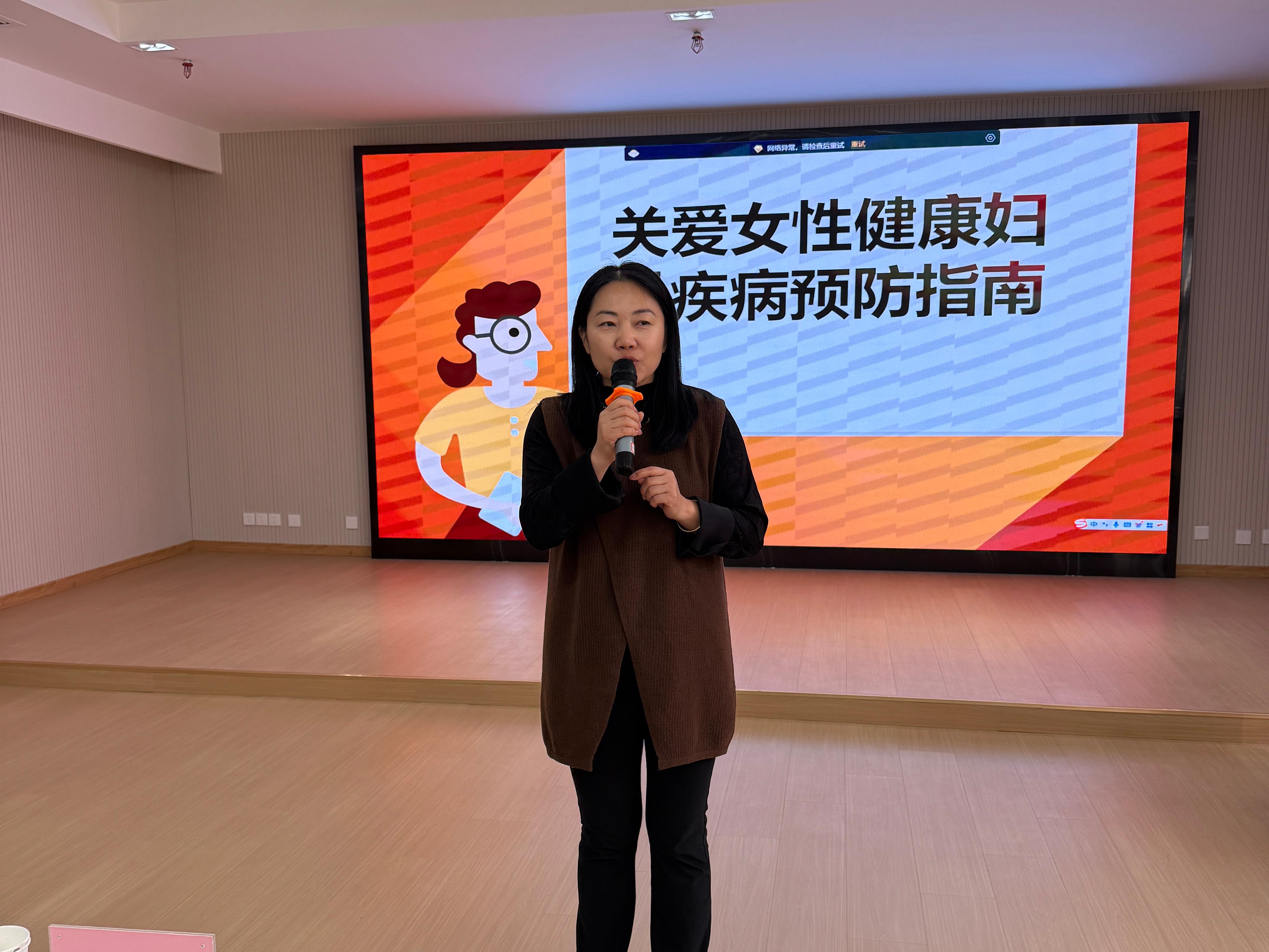 垡头街道工委副书记、工会主席盖春燕讲话